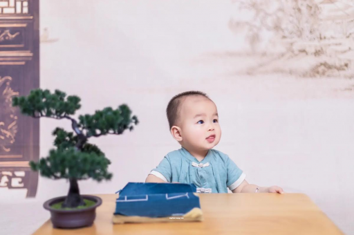 大庆怀孕肚子中间凹两边凸